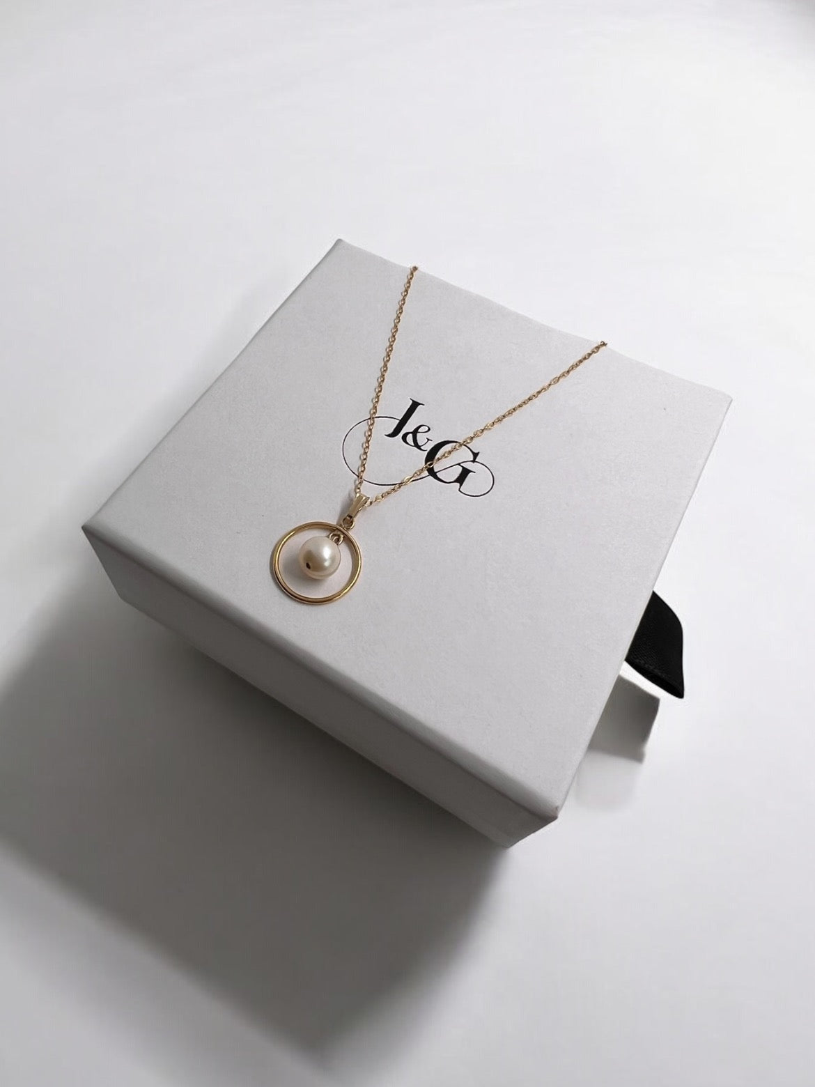 Isabella Circle Pearl Pendant Necklace