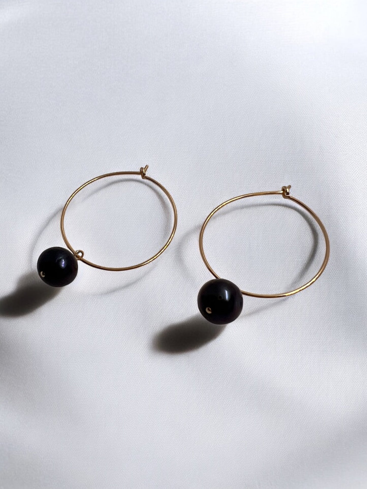 Anya Peacock Blue/Black Pearl Thin Hoops