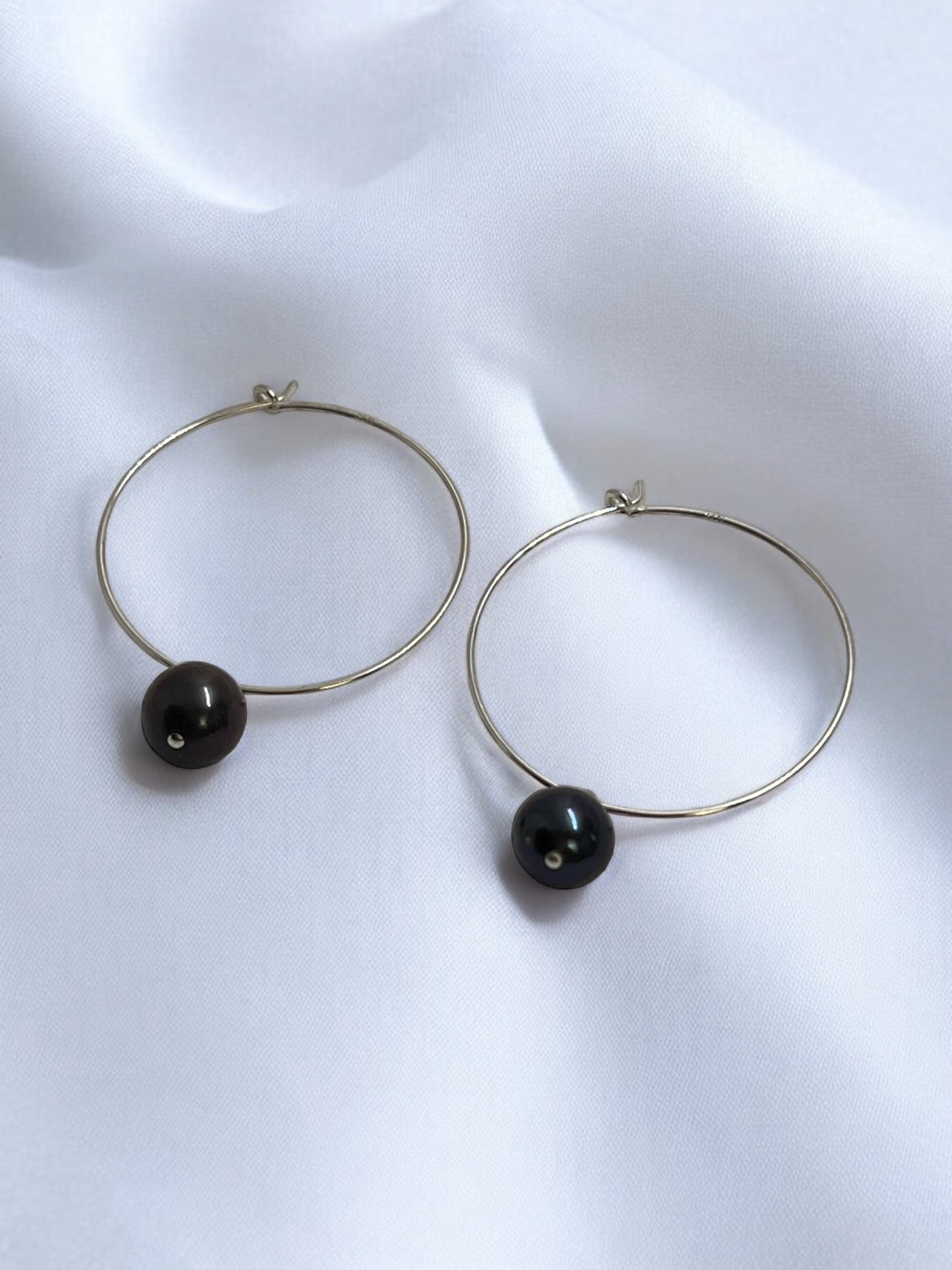Anya Peacock Blue/Black Pearl Thin Hoops
