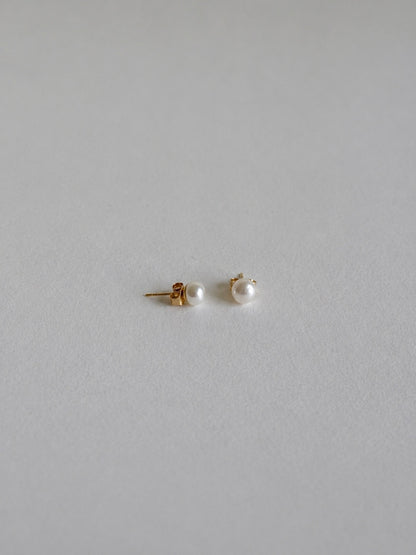 Lisette Pearl Stud Earrings